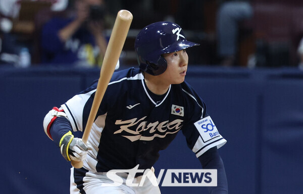 2일 서울 구로구 고척스카이돔에서 열린 2024 WBSC 프리미어12 한국 야구대표팀과 쿠바의 2차 평가전, 4회초 무사 1루 한국 박성한이 1타점 적시타를 치고 출루하고 있다. 사진┃뉴시스