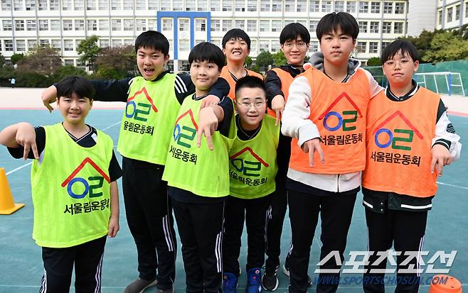 21일 서울 청운중학교에서 2024 서울림운동회·통합스포츠클럽이 열렸다. 포즈를 취한 청운중 학생들의 모습. 허상욱 기자 wook@sportschosun.com/2024.10.21/