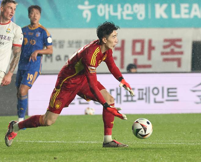 공 연결하는 조현우

    (울산=연합뉴스) 김용태 기자 = 1일 울산종합운동장에서 열린 프로축구 하나은행 K리그1 2024 울산 HD와 강원FC의 경기에서 울산 골키퍼 조현우가 패스하고 있다. 2024.11.2