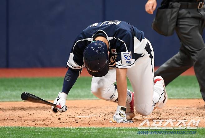 2024 WBSC 프리미어12 대한민국 야구 대표팀과 쿠바 대표팀의 평가전이 2일 서울 고척스카이돔에서 열렸다. 8회초 1사 2,3루 김주원이 쿠바 마우리스 투구에 맞은 뒤 통증을 호소하고 있다. 고척=박재만 기자 pjm@sportschosun.com/2024.11.02/