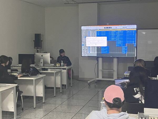 성신여대에서 강의 중인 윤혜린 교수