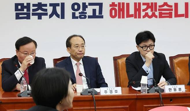 한동훈(오른쪽부터) 국민의힘 대표와 추경호 원내대표가 지난 31일 오전 서울 여의도 국회에서 열린 최고위원회의에 참석해 자리하고 있다.ⓒ뉴시스