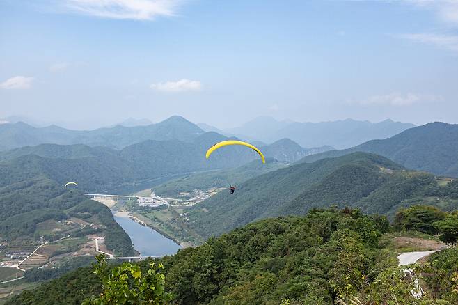 카페산에서는 패러글라이딩을 보며 커피를 마실 수 있다.