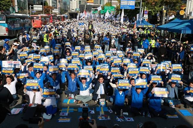 이재명 더불어민주당 대표(가운데)를 비롯한 야당 의원들이 2일 오후 서울역에서 열린 ‘김건희 윤석열 국정농단 규탄·특검 촉구 국민행동의 날’에서 손팻말을 들고 있다. 정용일 선임기자 yongil@hani.co.kr