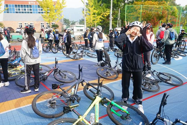 지난달 28일 오전 대구 달성군 가창중학교 류아인양과 백가람양이 부산 자전거 여행을 앞두고 기자를 향해 활짝 웃고 있다. 대구=김재현 기자