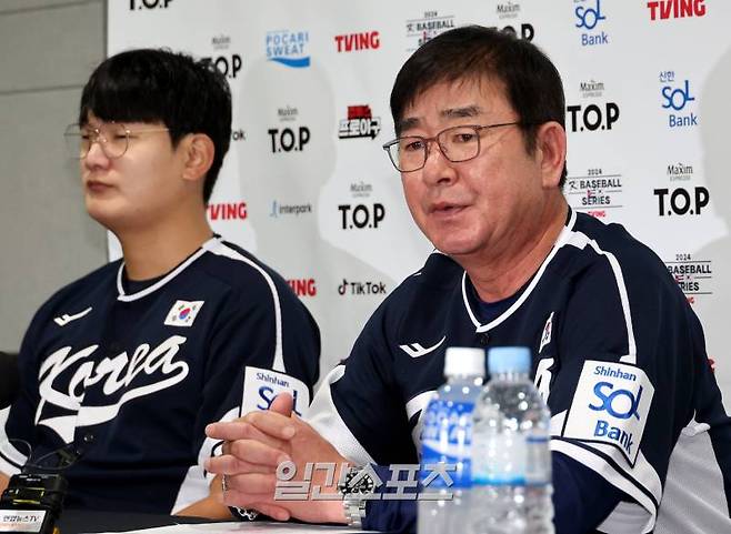 류중일 감독과 김서현이 2024 세계야구소프트볼연맹(WBSC) 프리미어12 참가 전 2일 오후 서울 고척스카이돔에서 진행되는 대한민국 야구대표팀과 쿠바 대표팀과의 평가전을 앞두고 인터뷰를 하고 있다. 고척=김민규 기자 mgkim1@edaily.co.kr