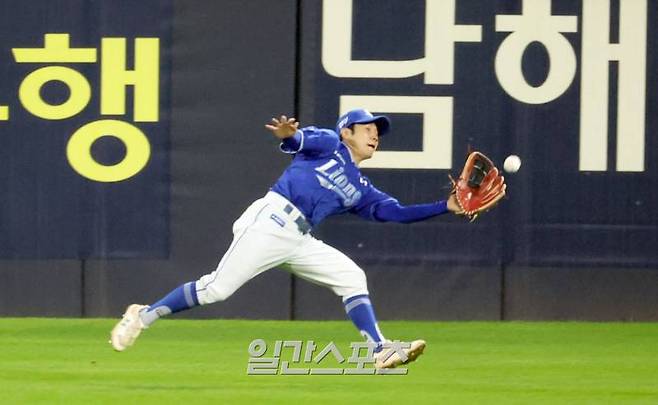 2024 신한 쏠뱅크 KBO 한국시리즈 5차전 삼성과 KIA의 경기가 지난 10월 28일 오후 광주 기아챔피언스필드에서 열렸다. 삼성 중견수 김지찬이 4회 KIA 선두타자 이창진의 깊숙한 타구를 잡아내고있다. 광주=정시종 기자 capa@edaily.co.kr