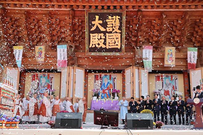 2일 전남 해남 대흥사에서 호국대전 완공 기념 축제가 열리고 있다.사진 대흥사