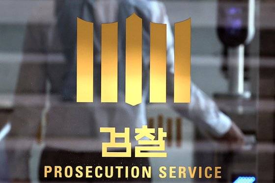 전당대회 돈봉투 살포 의혹과 관련 더불어민주당과 조국혁신당 소속 국회의원 6명은 1년 가까이 검찰 소환 요구에 불응하고 있다. 연합뉴스