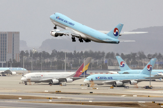 인천국제공항 전망대에서 바라본 대한항공과 아시아나항공 항공기의 모습. [뉴시스]