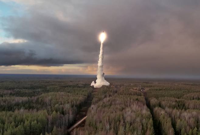 <서방 보란 듯...러시아, ICBM 핵 훈련> 러시아의 대륙간탄도미사일(ICBM) ‘야르스’가 29일(현지시간) 러시아 북서부 플레세츠크 발사장에서 캄차카반도의 목표물을 향해 시험발사되고 있다. 북한군의 우크라이나 파병을 계기로 긴장이 고조되고 있는 가운데 러시아 국방부는 이날 ICBM 발사 등 대규모 핵 훈련을 하면서 관련 사진을 공개했다. AP연합뉴스