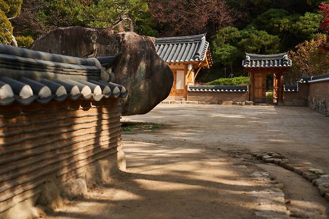 Jaeyedang at the Elegance of Seonbi garden at “Les Jardins de Medongaule” in Yangpyeong County, Gyeonggi Province. A large rock, named “Wonju Rock,” symbolizes “will to power” espoused by philosopher Friedrich Nietzsche. (Medongaule)