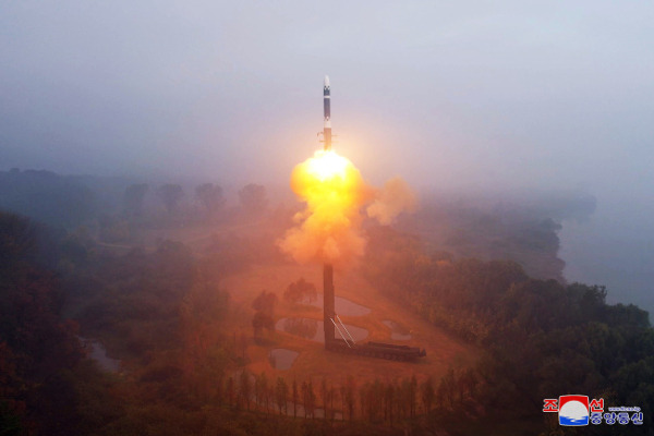 북한이 지난달 31일 시험발사한 최신형 대륙간탄도미사일(ICBM) ‘화성포-19형’이 화염을 뿜으며 하늘로 솟아오르고 있다. 조선중앙통신이 1일 공개한 사진을 보면, 3단 추진체로 이뤄졌고 11축 이동식 미사일발사대(TEL)에서 발사됐다. 기존 ICBM보다 크기나 길이가 늘어난 것이다. 연합뉴스