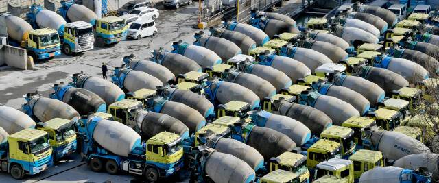 레미콘 업체에 레미콘 차량들이 서 있는 모습. 경기일보DB