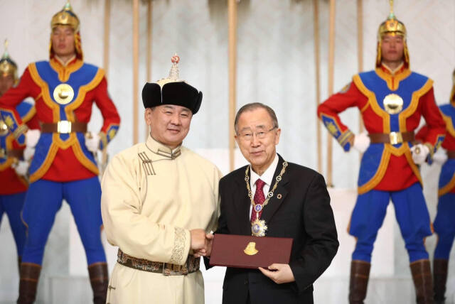 반기문 전 유엔 사무총장이 한국-몽골 관계를 '전략적 동반자' 관계로 격상하는 데 이바지한 공로를 인정받아 후렐수흐 몽골대통령으로부터 국가 최고 훈장인 '칭기즈칸' 훈장을 수훈받은 뒤 악수하고 있다. 주한 몽골대사관 제공