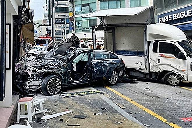 사고로 파손된 벤츠 차량. 운전자는 급발진을 주장했다. [사진출처=뉴스1]