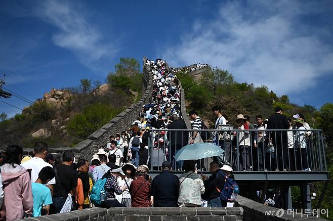 (팔달령 AFP=뉴스1) 우동명 기자 = 1일(현지시간) 노동절 5일 연휴 첫날 중국 베이징 북쪽의 팔달령에 있는 만리장성이 중국 국내외 관광객이 뒤섞인 인파로 북적이고 있다. 2024. 05..02  ⓒ AFP=뉴스1  Copyright (C) 뉴스1. All rights reserved. 무단 전재 및 재배포,  AI학습 이용 금지. /사진=(팔달령 AFP=뉴스1) 우동명 기자