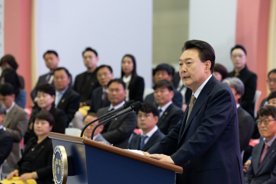 축사하는 윤 대통령 윤석열 대통령이 지난달 31일 경기 고양시 일산 킨텍스에서 열린 2024 대한민국 소상공인대회 개막식에 참석해 죽사를 하고 있다. 대통령실 제공