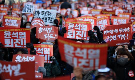 시민단체들이 윤석열 대통령 퇴진 집회를 벌이고 있는 모습. 뉴시스