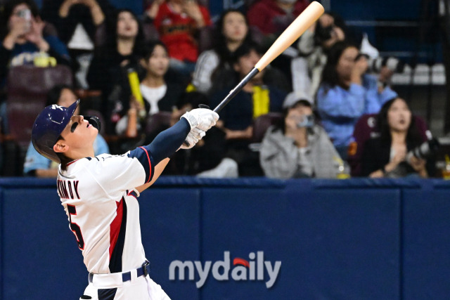 한국 야구대표팀 김도영이 1일 오후 서울 고척스카이돔에서 진행된 쿠바 야구대표팀과의 경기 1회말 무사 1,3루에서 플라이를 때리고 있다./마이데일리