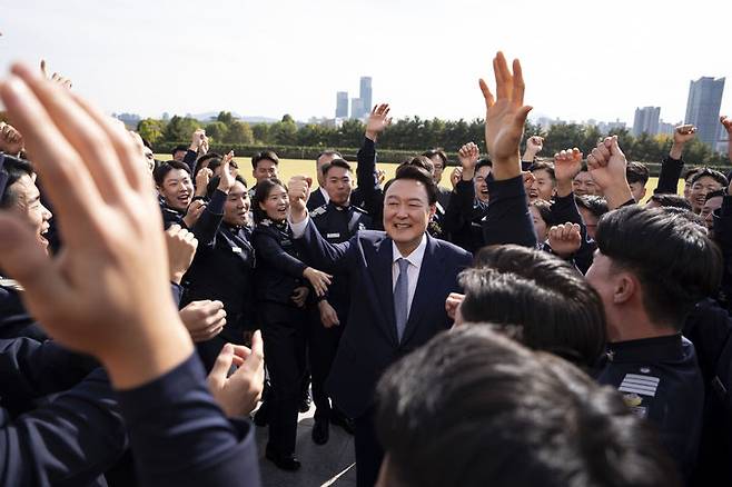 [서울=뉴시스] 최진석 기자 = 윤석열 대통령이 25일 서울 용산 대통령실에 견학 온 공군사관학교 생도들을 깜짝 방문해 함께 구호를 외치고 있다. (사진=대통령실 제공) 2024.10.26. photo@newsis.com *재판매 및 DB 금지