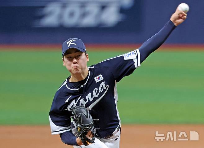 [서울=뉴시스] 김금보 기자 = 2일 서울 구로구 고척스카이돔에서 열린 2024 WBSC 프리미어12 한국 야구대표팀과 쿠바의 2차 평가전, 1회말 한국 선발 최승용이 역투하고 있다. 2024.11.02. kgb@newsis.com