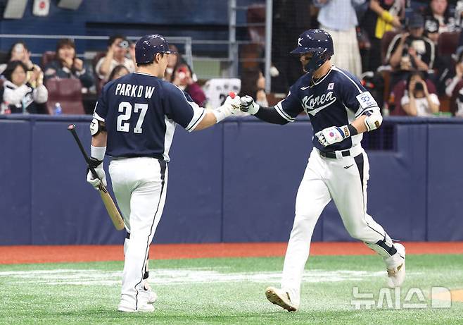 [서울=뉴시스] 김금보 기자 = 2일 서울 구로구 고척스카이돔에서 열린 2024 WBSC 프리미어12 한국 야구대표팀과 쿠바의 2차 평가전, 2회초 무사 주자없는 상황 한국 윤동희가 솔로홈런을 치고 후속타자 박동원과 하이파이브 하고 있다. 2024.11.02. kgb@newsis.com