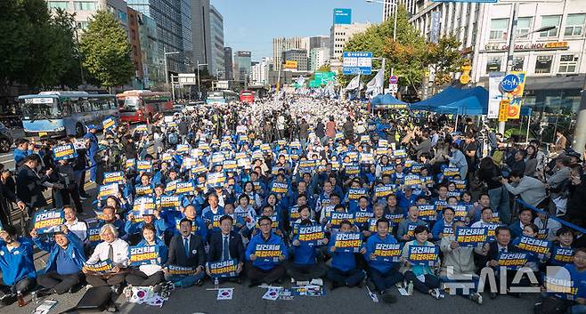 [서울=뉴시스] 홍효식 기자 = 이재명 더불어민주당 대표와 지도부를 비롯한 당원들이 2일 서울역 인근에서 열린 '김건희·윤석열 국정농단 규탄 및 특검 촉구 국민행동의 날' 집회에서 손피켓을 들고 구호를 외치고 있다. (공동취재) 2024.11.02. photo@newsis.com