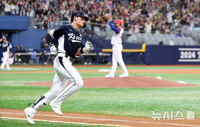 [서울=뉴시스] 김금보 기자 = 2일 서울 구로구 고척스카이돔에서 열린 2024 WBSC 프리미어12 한국 야구대표팀과 쿠바의 2차 평가전, 2회초 무사 주자없는 상황 한국 윤동희가 솔로홈런을 치고 베이스를 돌고 있다. 2024.11.02. kgb@newsis.com