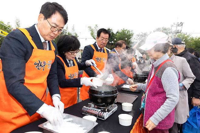 한우곰탕 300인분 나눔 행사 진행. 전국한우협회 제공