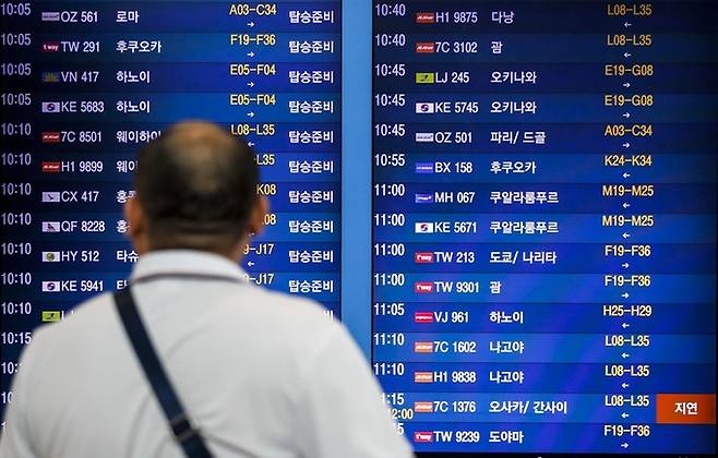 인천국제공항 1터미널 출발 정보 전광판. 뉴시스