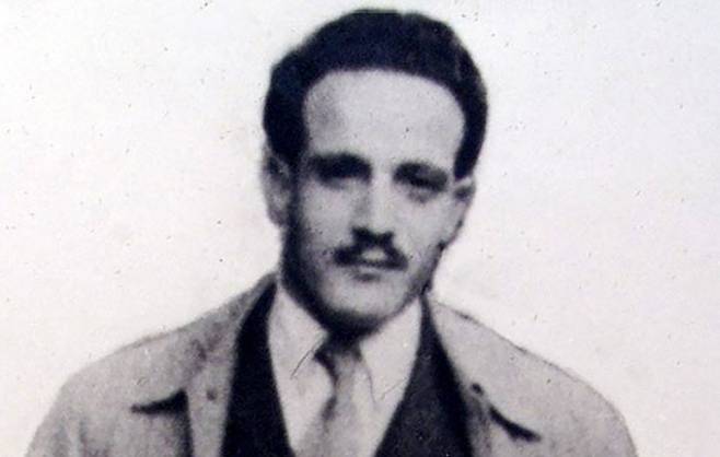 알제리 국민들 사이에서 영웅으로 통하는&nbsp;라르비 벤 음히디(1923∼1957). 그는 알제리 독립전쟁 기간 프랑스군에 붙잡혀 살해됐다. 에마뉘엘 마크롱 프랑스 대통령은 1일(현지시간) 과거 프랑스가 저지른 잘못을 인정하고 알제리 국민들에게 사과했다. AFP연합뉴스