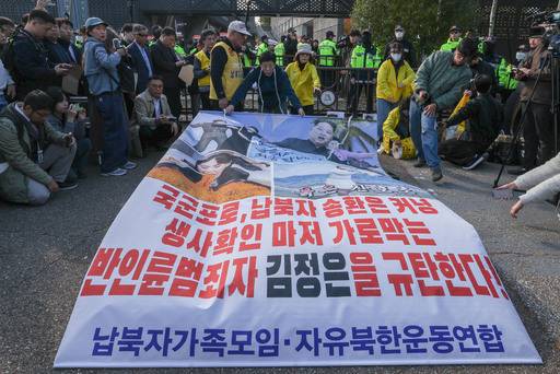 납북자가족모임 등이 지난달 31일 경기 파주시 문산읍에서 북한을 규탄하는 현수막을 펼치고 있다.&nbsp;파주=최상수 기자