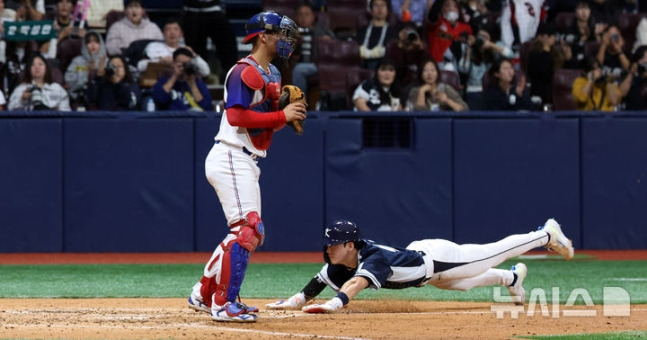 2일 서울 구로구 고척스카이돔에서 열린 2024 WBSC 프리미어12 한국 야구대표팀과 쿠바의 2차 평가전, 4회초 무사 1루 한국 박성한 1타점 적시타 때 1루주자 이주형(오른쪽)이 득점하고 있다. /사진=뉴시스