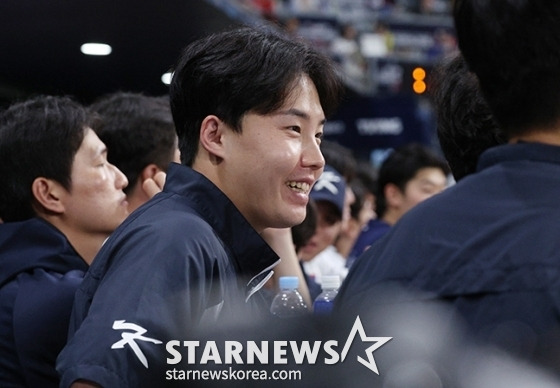 '2024 WBSC 프리미어 12' 평가전 한국-쿠바전이 1일 서울 고척스카이돔에서 열렸다.  한국대표팀 투수 임찬규가 더그아웃에서 밝은 표정으로 경기를 지켜보고 있다. /사진=김진경 대기자