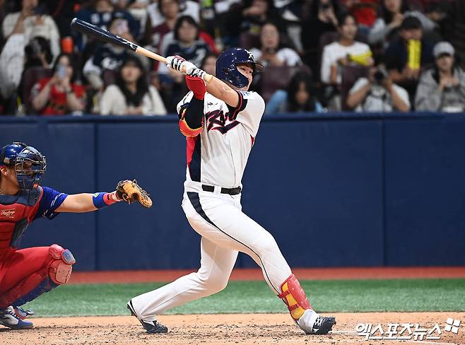 1일 오후 서울 고척스카이돔에서 열린 2024 WBSC(세계야구소프트볼연맹) 프리미어12 대한민국 야구 대표팀과 쿠바 야구 대표팀의 평가전 경기, 5회말 한국 선두타자 홍창기가 안타를 때려내고 있다. 엑스포츠뉴스DB