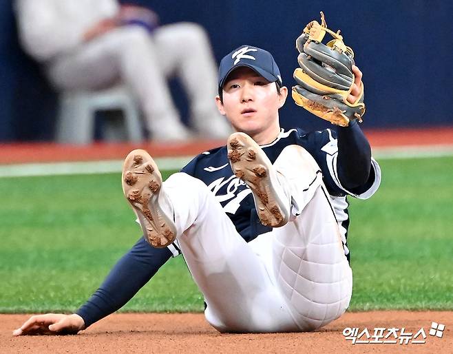 2일 오후 서울 고척스카이돔에서 열린 2024 WBSC(세계야구소프트볼연맹) 프리미어12 대한민국 야구 대표팀과 쿠바 야구 대표팀의 평가전 경기, 2회말 2사 1루 대한민국 박성한이 쿠바 페레즈의 타구를 직선타로 처리하고 있다. 고척, 김한준 기자