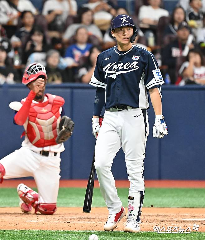 2일 오후 서울 고척스카이돔에서 열린 2024 WBSC(세계야구소프트볼연맹) 프리미어12 대한민국 야구 대표팀과 쿠바 야구 대표팀의 평가전 경기, 7회초 2사 1,2루 대한민국 김주원이 사구에 맞아 출루하고 있다. 고척, 김한준 기자