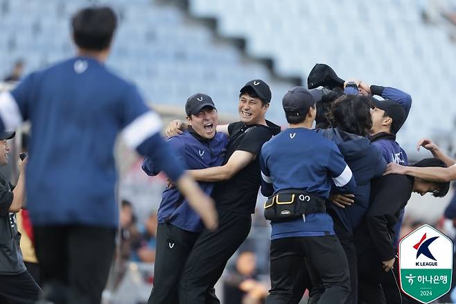 K리그2 우승을 기뻐하는 FC 안양 유병훈 감독과 코칭스태프들  [한국프로축구연맹 제공. 재판매 및 DB금지]