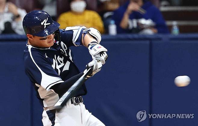 윤동희 솔로포로 한국 선취점 (서울=연합뉴스) 서대연 기자 = 2일 오후 서울 구로구 고척스카이돔에서 열린 2024 WBSC 프리미어 12 평가전 한국과 쿠바의 경기. 2회초 한국 선두타자 윤동희가 솔로 홈런을 치고 있다. 2024.11.2 dwise@yna.co.kr