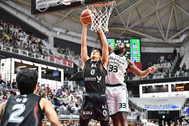 kt 하윤기(0번)의 슛을 막아내는 DB 오누아쿠(33번) [KBL 제공. 재판매 및 DB 금지]