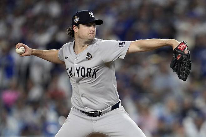 New York Yankees pitcher Gerrit Cole throws against the Los Angeles Dodgers during the sixth inning in Game 1 of the baseball World Series, Friday, Oct. 25, 2024, in Los Angeles. (AP Photo/Godofredo A. V찼squez)