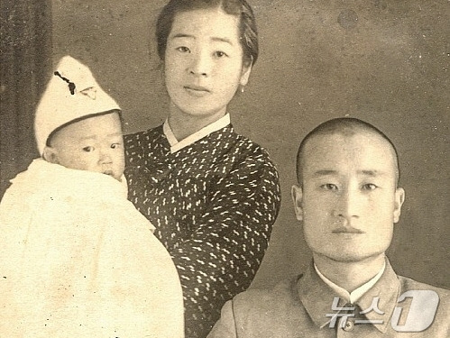 1943년 장재성 선생이 아내와 아들과 찍은 가족사진. (장재성기념사업회 제공)