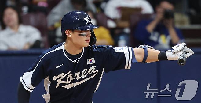 2일 오후 서울 구로구 고척스카이돔에서 열린 '2024 K-BASEBALL SERIES' 대한민국 야구 대표팀과 쿠바 대표팀의 평가전 2차전, 3회초 대한민국 공격 1사 1루 상황에서 윤동희가 타격을 준비하고 있다. 2024.11.2/뉴스1 ⓒ News1 장수영 기자