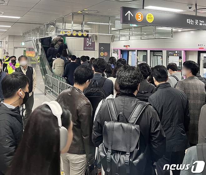 GTX-A노선 개통 후 첫 평일인 1일 서울 강남구 수서역에서 출근길 승객들이 GTX 열차에서 내려 이동하고 있다. 2024.4.1/뉴스1 ⓒ News1 신현우