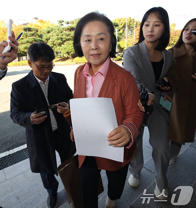 '김건희 여사 공천 개입 의혹' 핵심 당사자인 김영선 전 국민의힘 의원이 3일 오전 소환조사를 받기 위해 경남 창원시 성산구 창원지방검찰청으로 출석하고 있다. 2024.11.3/뉴스1 ⓒ News1 윤일지 기자