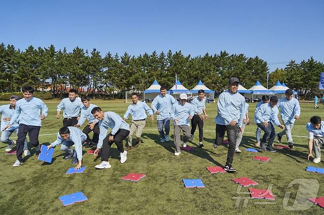 HD현대중공업 군산조선소는 3일 군산어린이교통공원 운동장에서 '외국인 근로자 어울림 한마당' 행사를 가졌다.(HD현대중공업 제공) 2024.11.3/뉴스1