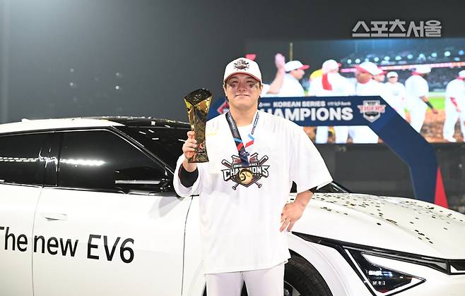 MVP 김선빈과 부상으로 받은 EV6. 2024. 10. 28.  광주 | 박진업 기자 upandup@sportsseoul.com