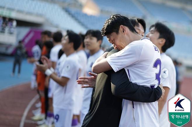 리영직(오른쪽)과 이창용이 포옹하는 모습. 사진 | 한국프로축구연맹