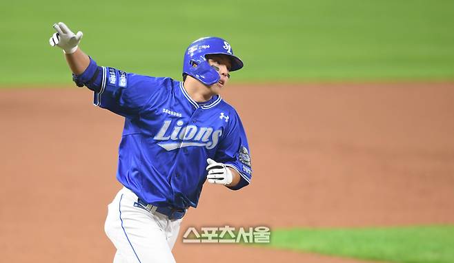 삼성 김영웅이 광주-기아 챔피언스 필드에서 열린 KIA와 2024 KBO 한국시리즈 5차전 1회초 2사 우중월 홈런을 날린 후 베이스를 돌고 있다. 광주 | 최승섭기자 thunder@sportsseoul.com